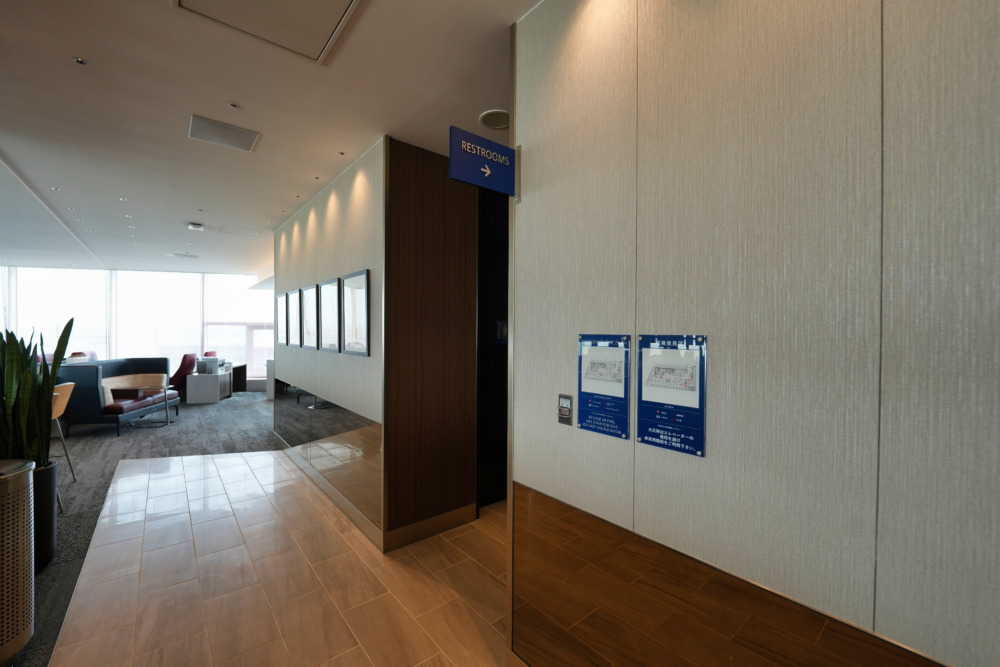 羽田国際空港第3ターミナル・デルタ航空ラウンジスカイクラブ・化粧室の入口