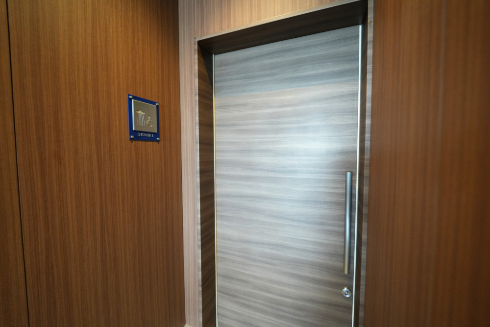 羽田国際空港第3ターミナル・デルタ航空ラウンジ・スカイクラブ・シャワー室のドア