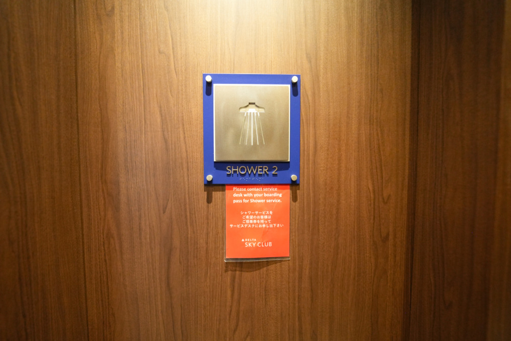 羽田国際空港第3ターミナル・デルタ航空ラウンジ・スカイクラブ・シャワー室のドア2