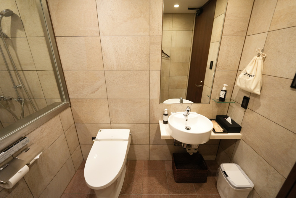 羽田国際空港第3ターミナル・デルタ航空ラウンジ・スカイクラブ・シャワー室・洗面台とトイレ