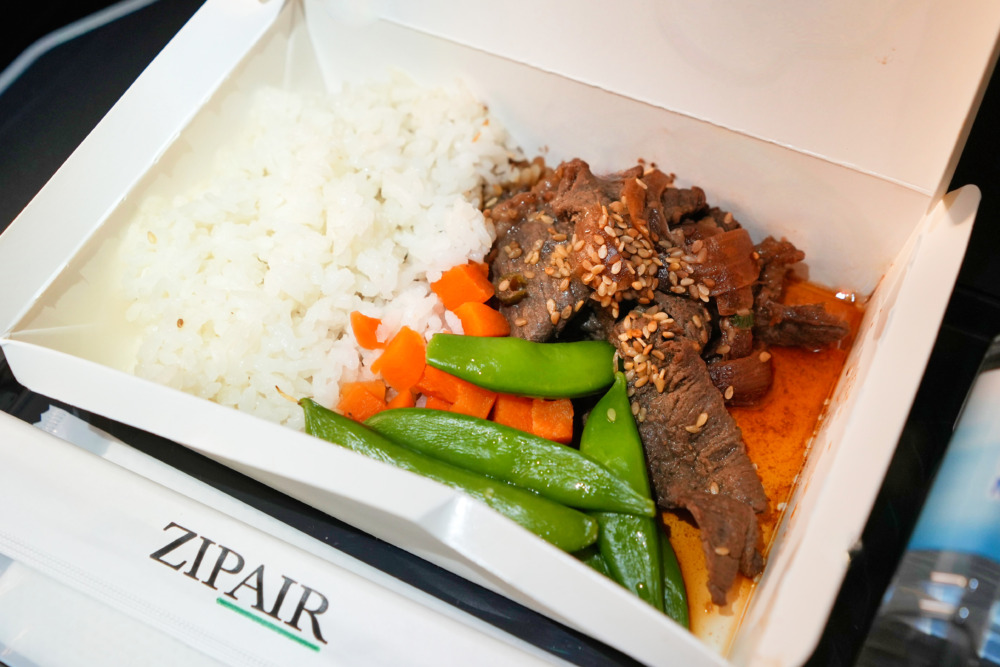 ZIPAIRフルフラット搭乗記・二度目の機内食は韓国風焼肉