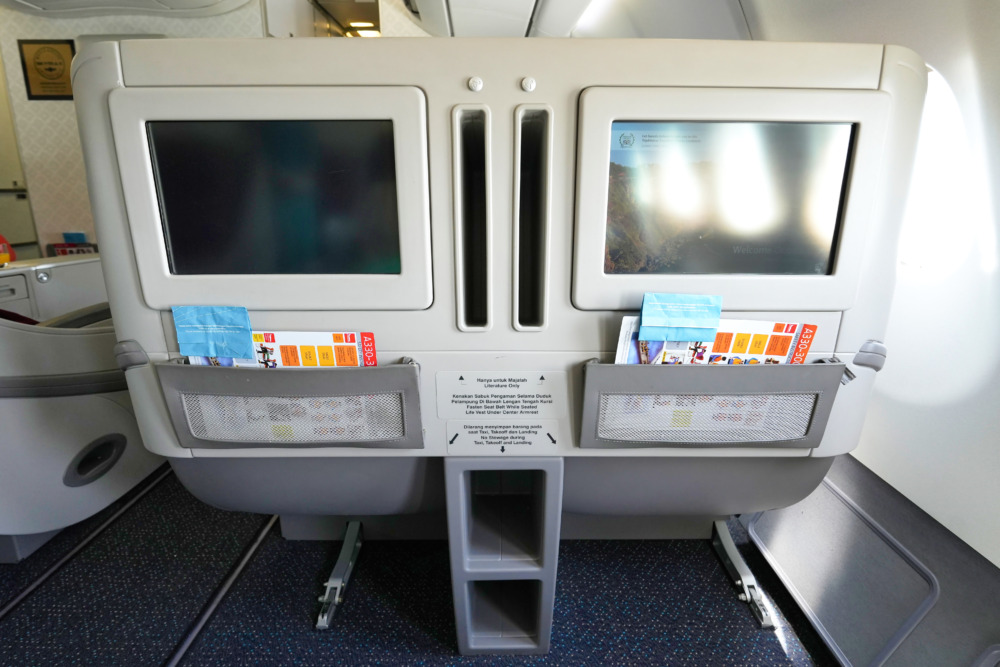 ガルーダインドネシア航空ビジネスクラス搭乗記・シートの正面