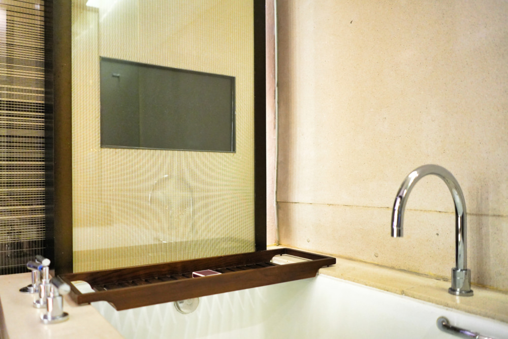 リッツカールトン・バリ宿泊記・スイート・ラグーンアクセスの全貌・バスルームのテレビ