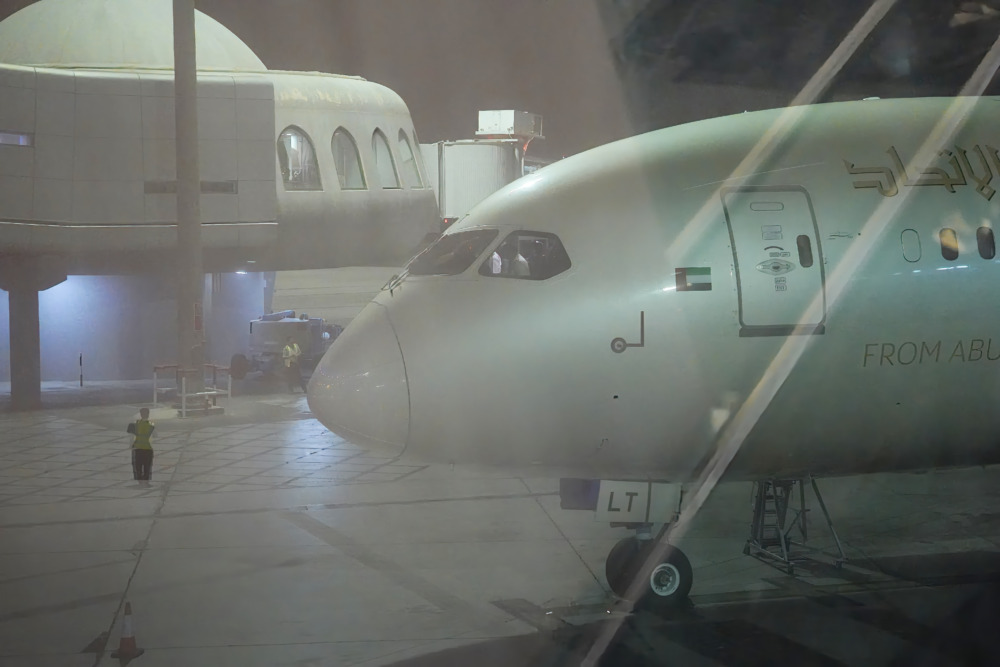 エティハド航空ビジネスクラス搭乗記・アブダビ国際空港に到着・飛行機に別れを告げて