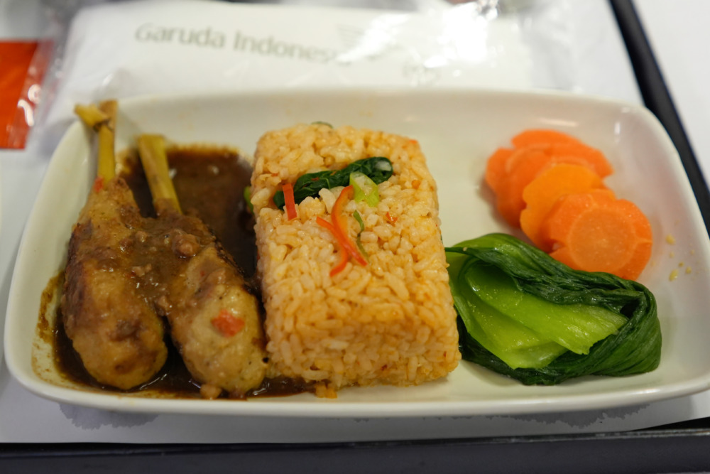ガルーダインドネシア航空ビジネスクラス搭乗記・機内食メイン・サテーとチャーハン
