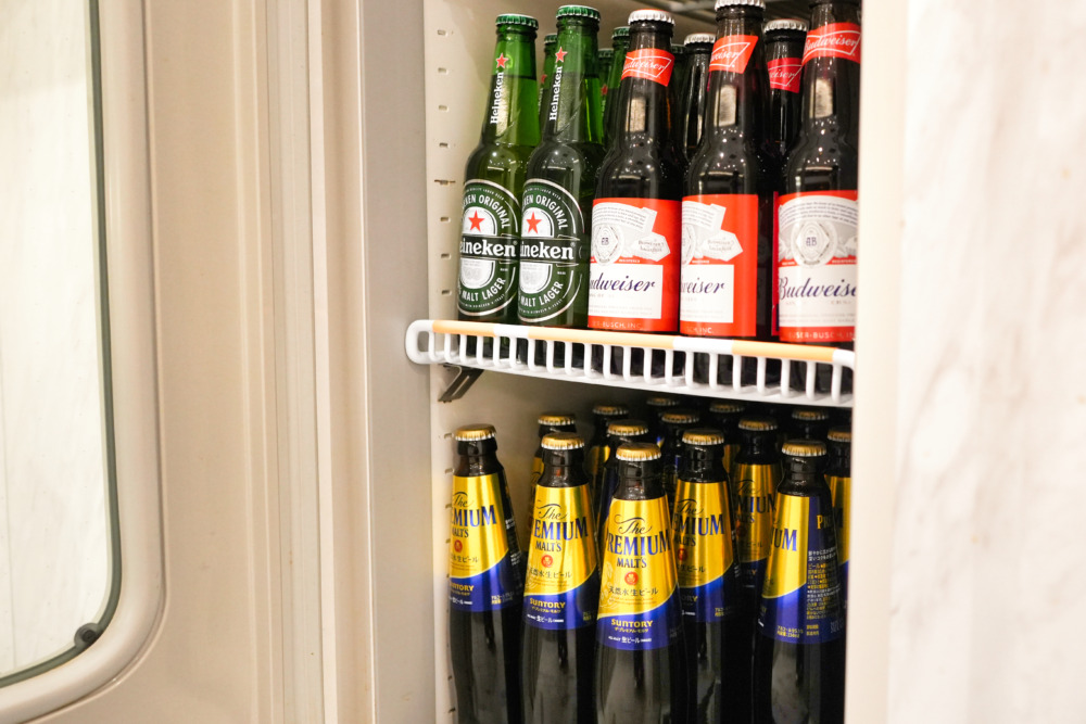 成田国際空港成田プレミアラウンジ訪問記・バッフェコーナー・瓶ビールは冷蔵庫の中に