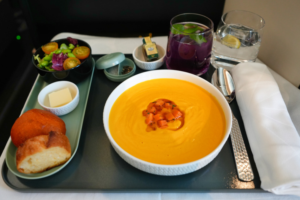エティハド航空ビジネスクラス搭乗記・機内食・にんじんスープ