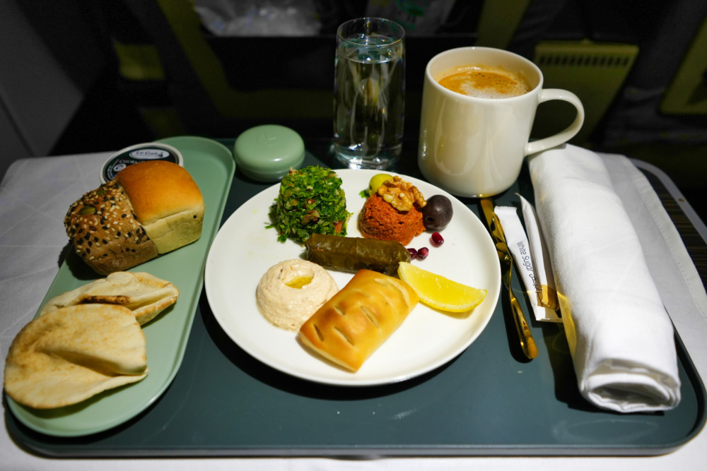 エティハド航空ビジネスクラス搭乗記・アブダビ空港・機内食メニュー・前菜