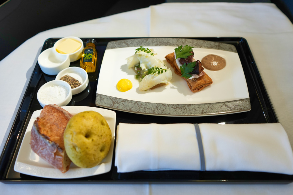 ANAビジネスクラス「THE ROOM」搭乗記・機内食・洋食を選択
