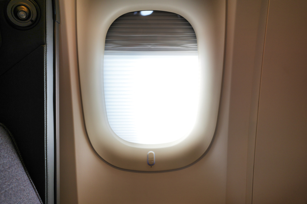 ANAビジネスクラス「THE ROOM」搭乗記・窓のシェード調整2