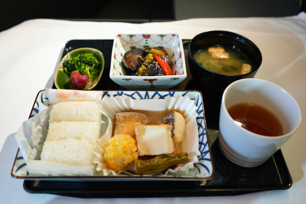 ANAビジネスクラス「THE ROOM」搭乗記・2度目の機内食は和食を選択