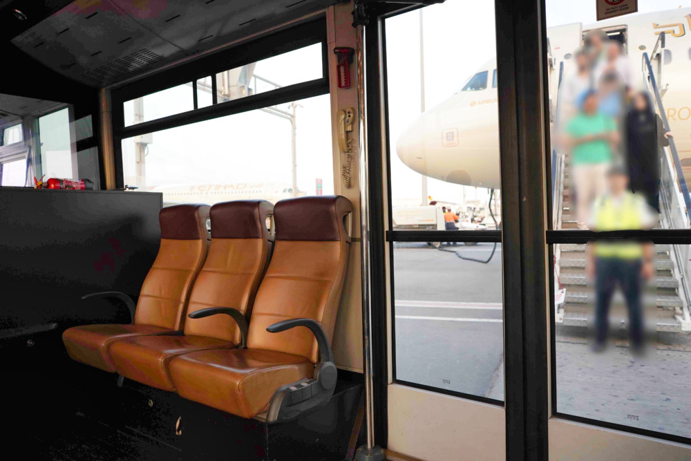 エティハド航空ビジネスクラス搭乗記・アブダビ国際空港に到着・ビジネスクラス専用バスでターミナルへ