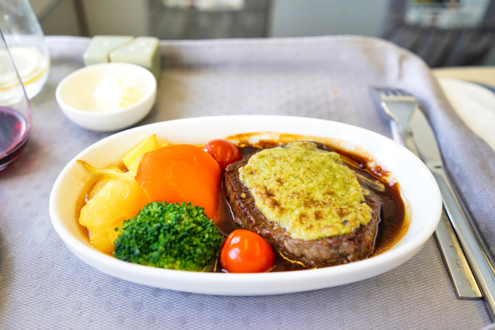 エバー航空ビジネスクラス搭乗記・牛フィレ肉のステーキ