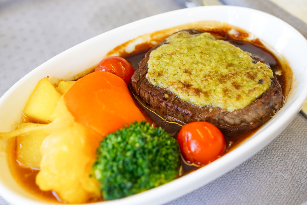 エバー航空ビジネスクラス搭乗記・牛フィレ肉のステーキに載っているのはわさびとネギのソース