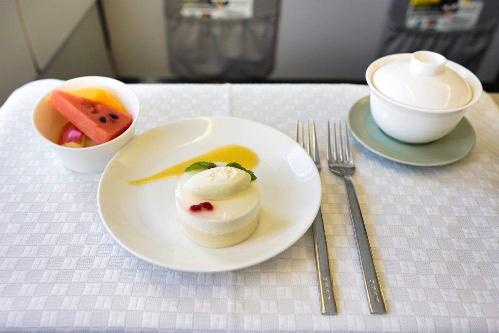 エバー航空ビジネスクラス搭乗記・デザートは2種類共配膳