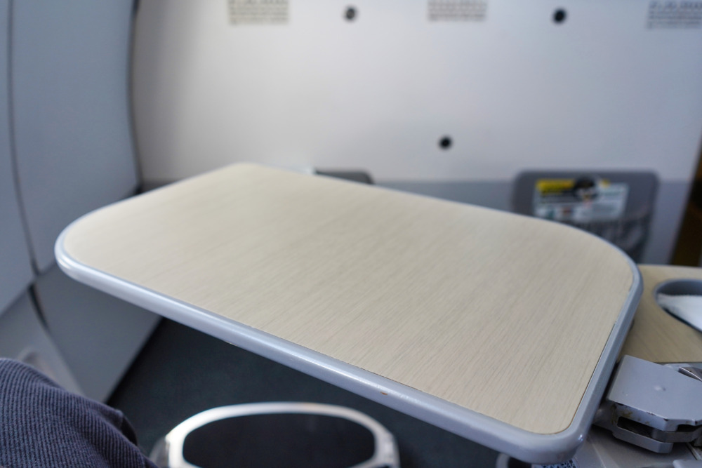 エバー航空ビジネスクラス搭乗記・一枚テーブル角度調整