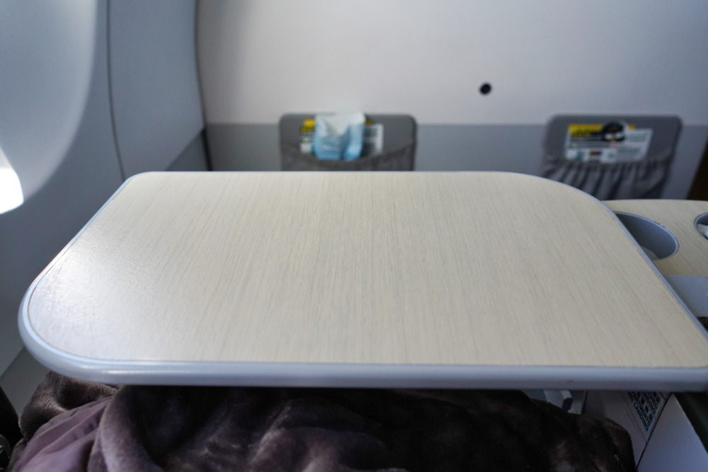 エバー航空ビジネスクラス搭乗記・一枚テーブル