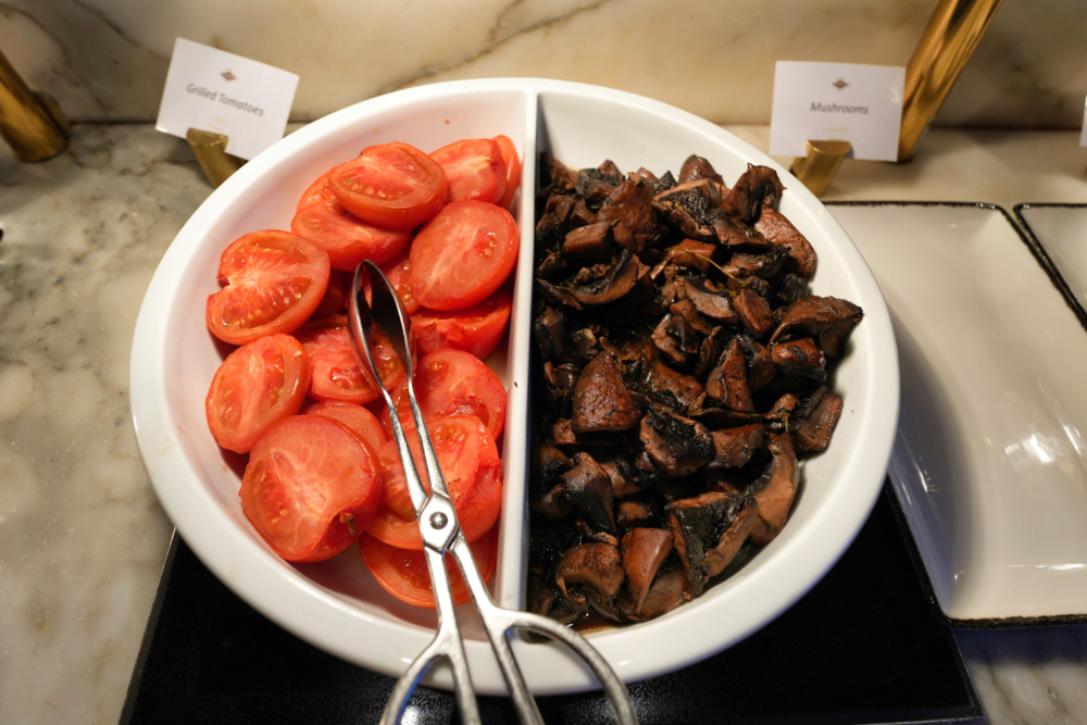 セントパンクラス・ルネッサンスホテル・ロンドン宿泊記・チェンバーズクラブのキッチンカウンター朝食ブッフェ・トマトとマッシュルーム