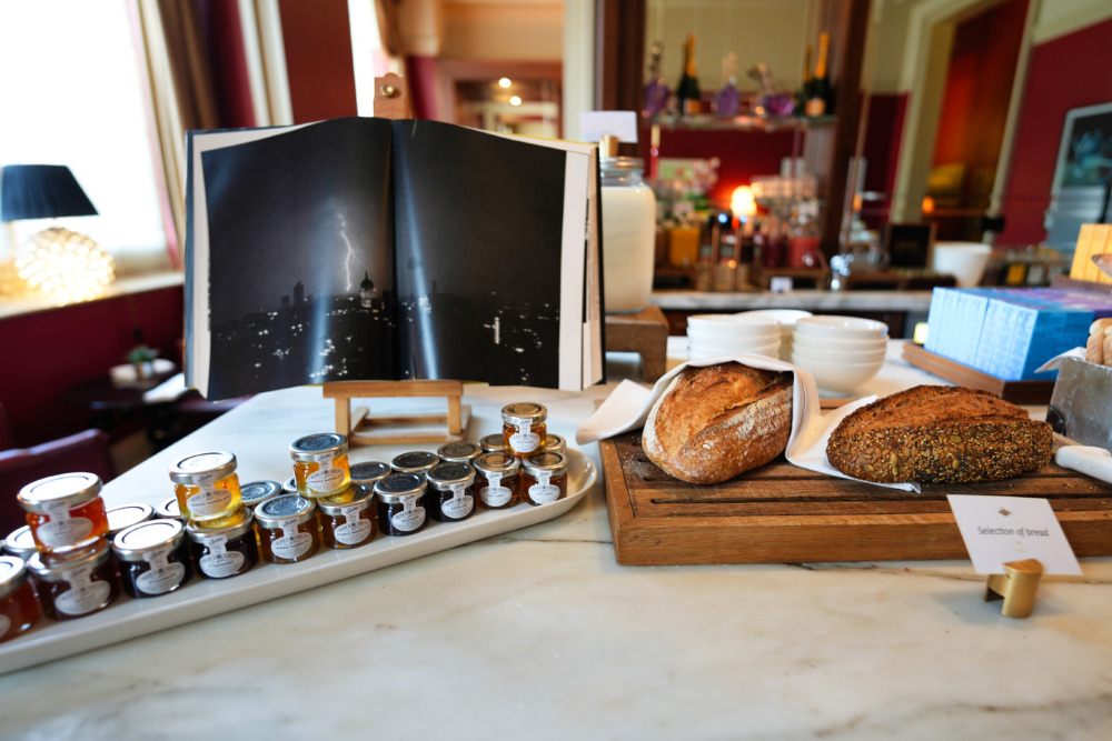 セントパンクラス・ルネッサンスホテル・ロンドン宿泊記・チェンバーズクラブのキッチンカウンター朝食ブッフェ・パン