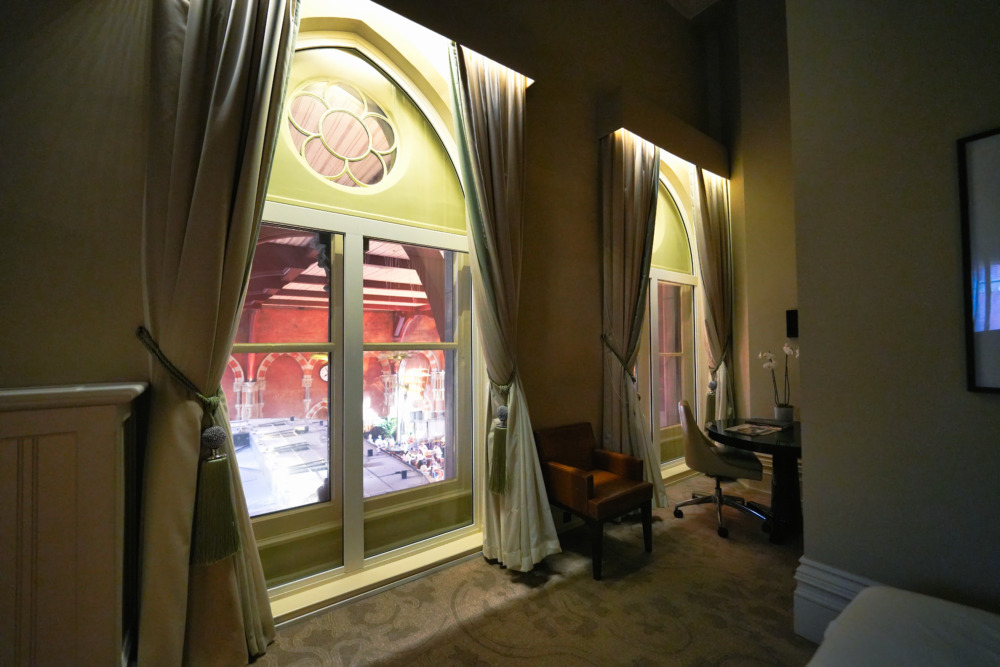 セントパンクラス・ルネッサンスホテル・ロンドン宿泊記・チェンバーズスイート・ベッドルームのカーテンを開けたところ