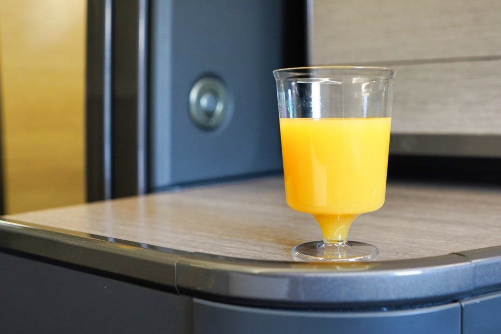 NH212便ビジネスクラス搭乗記・ウェルカムドリンクはオレンジをチョイス