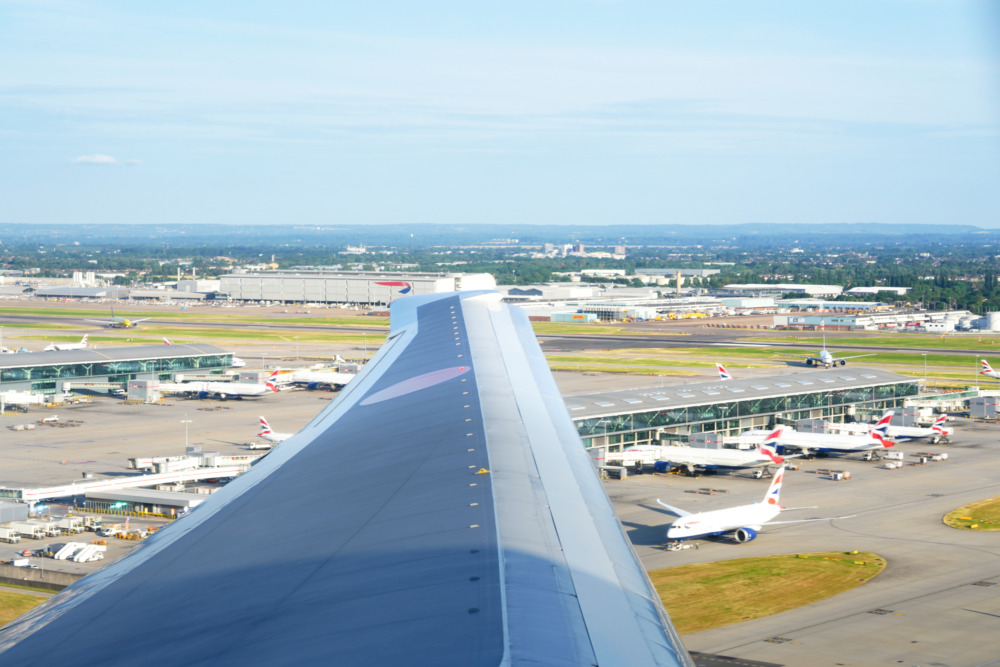 ANAビジネスクラス搭乗記・機窓から見おろすロンドンヒースロー空港