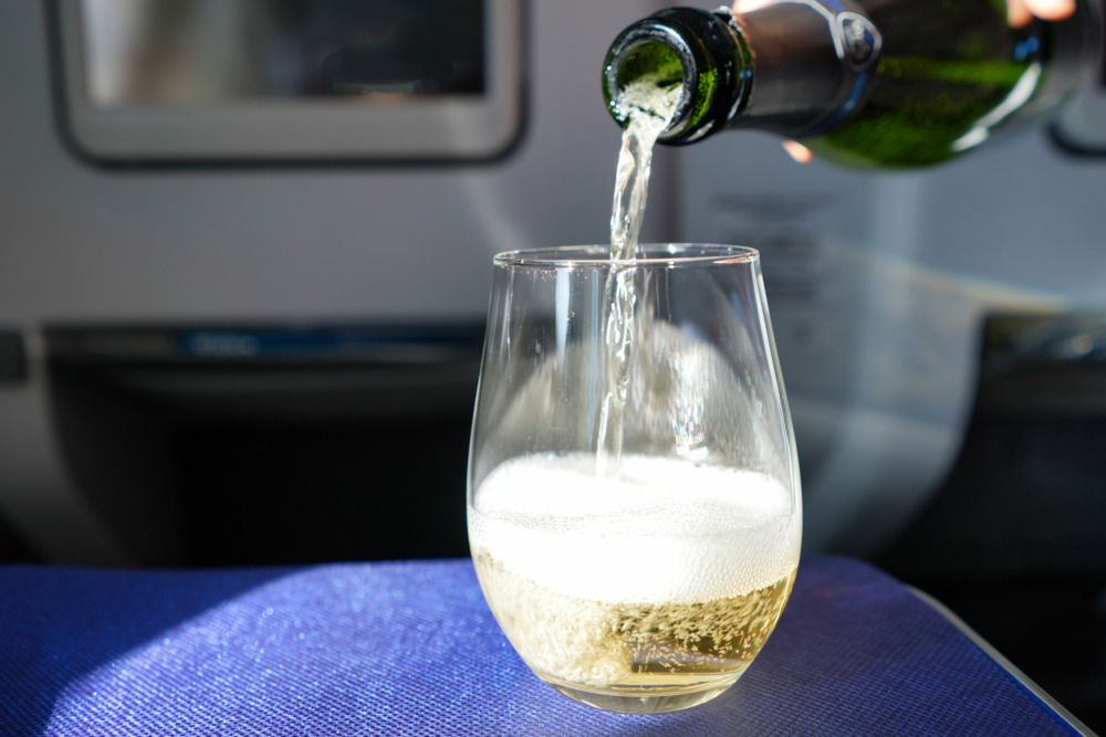 ANA国際線ビジネスクラス搭乗記・台北-羽田・シャンパンを注いでいただく