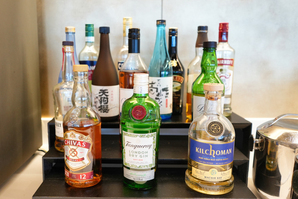 羽田空港第3ターミナルJALファーストクラスラウンジ・JAL'sTable・酒瓶