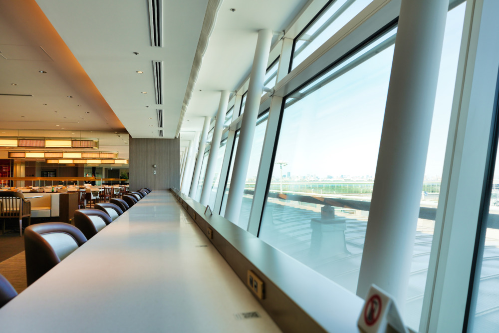 羽田空港第3ターミナルJALファーストクラスラウンジ・JAL's Table・窓側カウンター席
