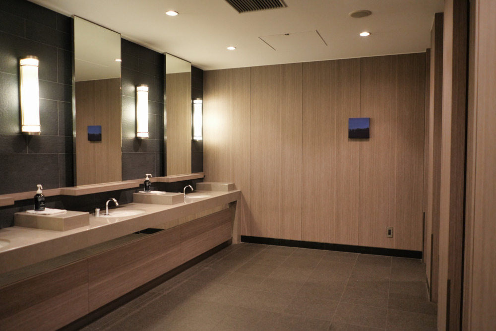 羽田空港第3ターミナルJALファーストクラスラウンジ・シャワー室の内部・化粧室
