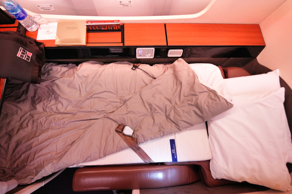 JAL国際線ファーストクラス搭乗記・ベッドメイキング