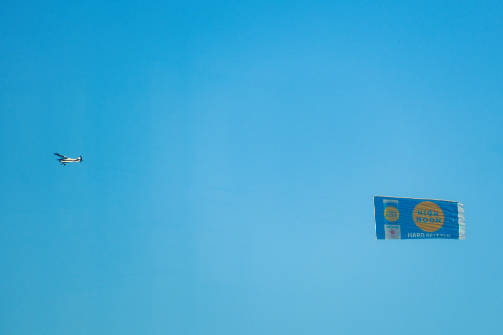 サンフランシスコ・マリオット・マーキス宿泊記・お部屋から見える飛行機の広告