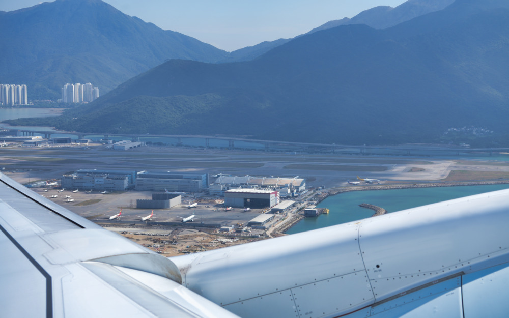 キャセイパシフィック航空プレミアムエコノミー搭乗記・香港国際空港を離陸