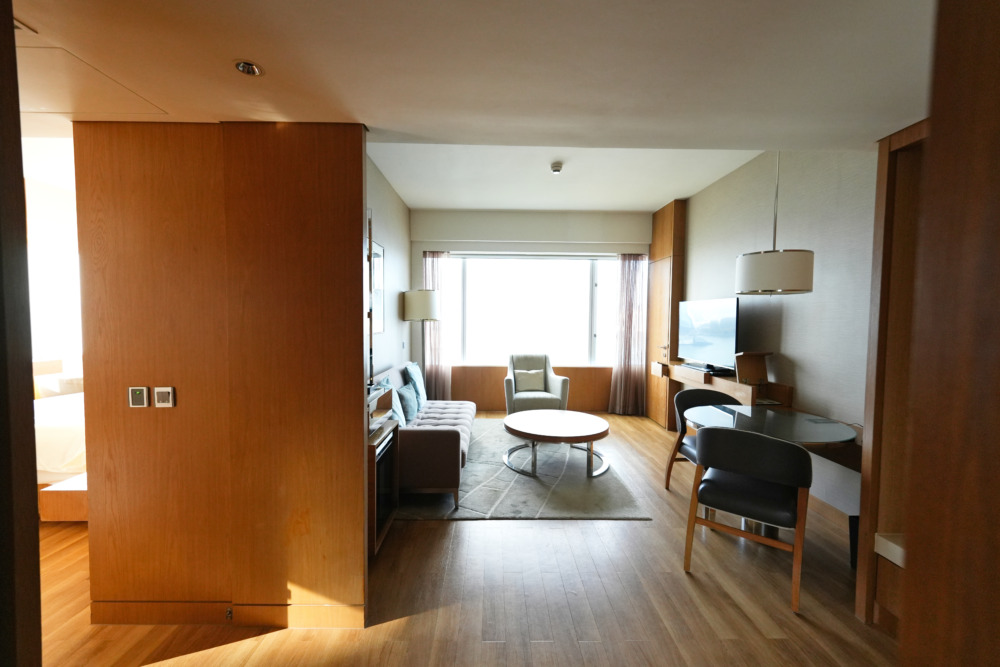 ルネッサンス香港ハーバービュー・ホテル・スイートルームのドアを開けたところ