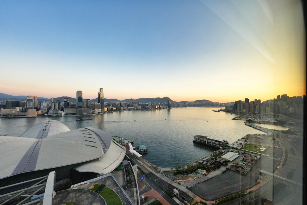 ルネッサンス香港ハーバービュー・ホテル・ベッドルーム片隅のソロチェアからみる風景