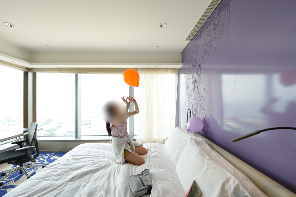 W香港宿泊記・マーヴェラススイート・風船で遊ぶ長女