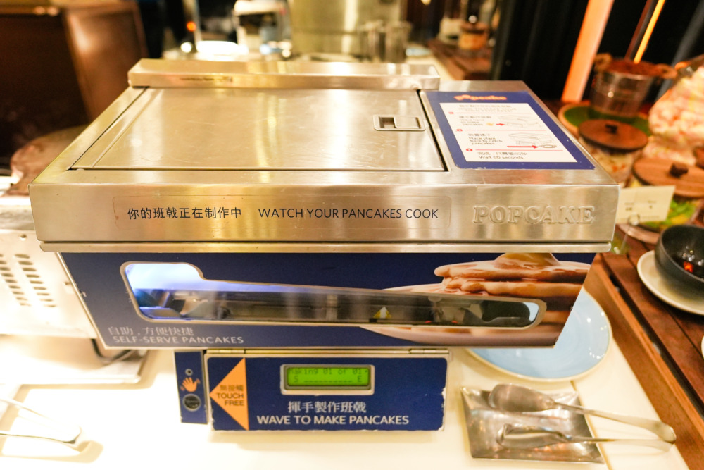 W香港宿泊記・マーヴェラススイート・朝食レストランkitchen・ブッフェカウンター・自動パンケーキ焼き機