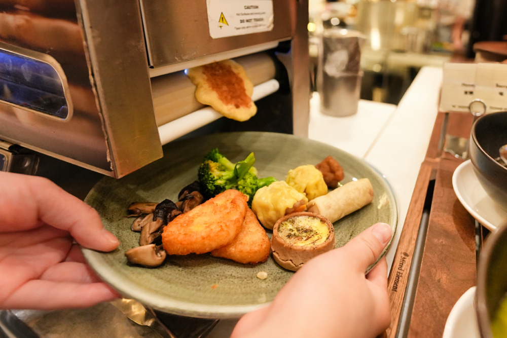 W香港宿泊記・マーヴェラススイート・朝食レストランkitchen・ブッフェカウンター・自動パンケーキ焼き機を使ってみた