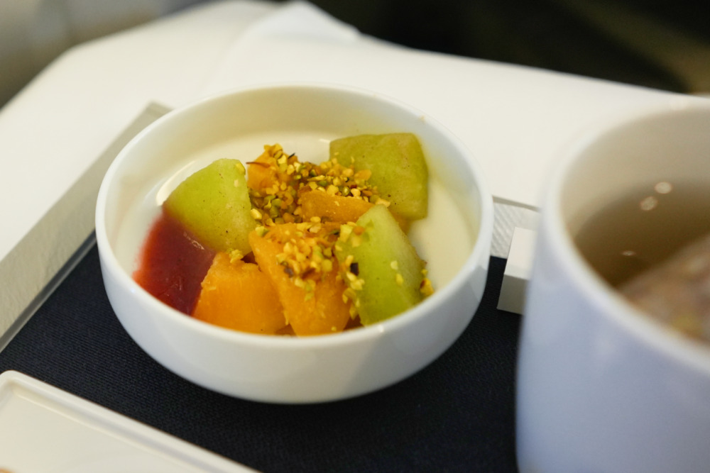 エールフランス・ビジネスクラス搭乗記・機内食・調理されたフルーツ