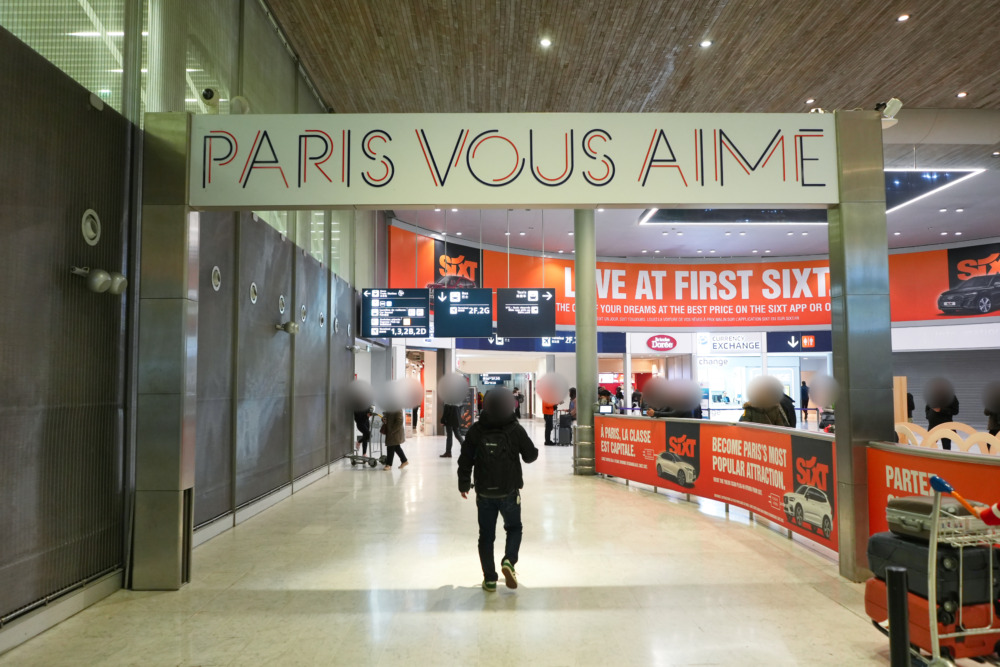 パリ・シャルル・ド・ゴール国際空港に到着、入国