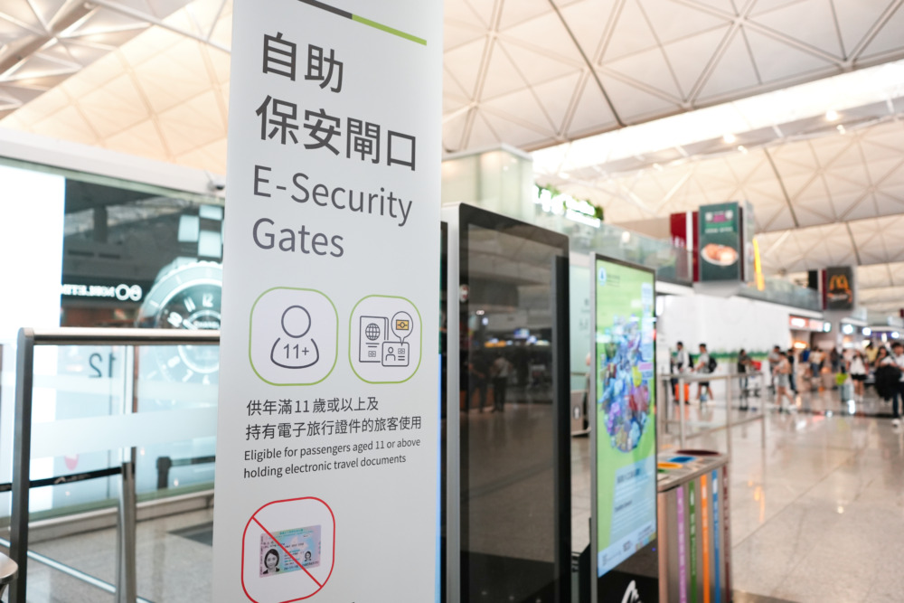 キャセイパシフィック航空プレミアムエコノミー搭乗記・香港国際空港では自動ゲートで出発できる