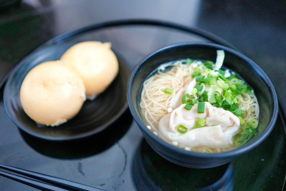 香港国際空港・キャセイパシフィック航空・ザ・ウィングビジネスクラスラウンジ・雲呑麺とカスタードまん