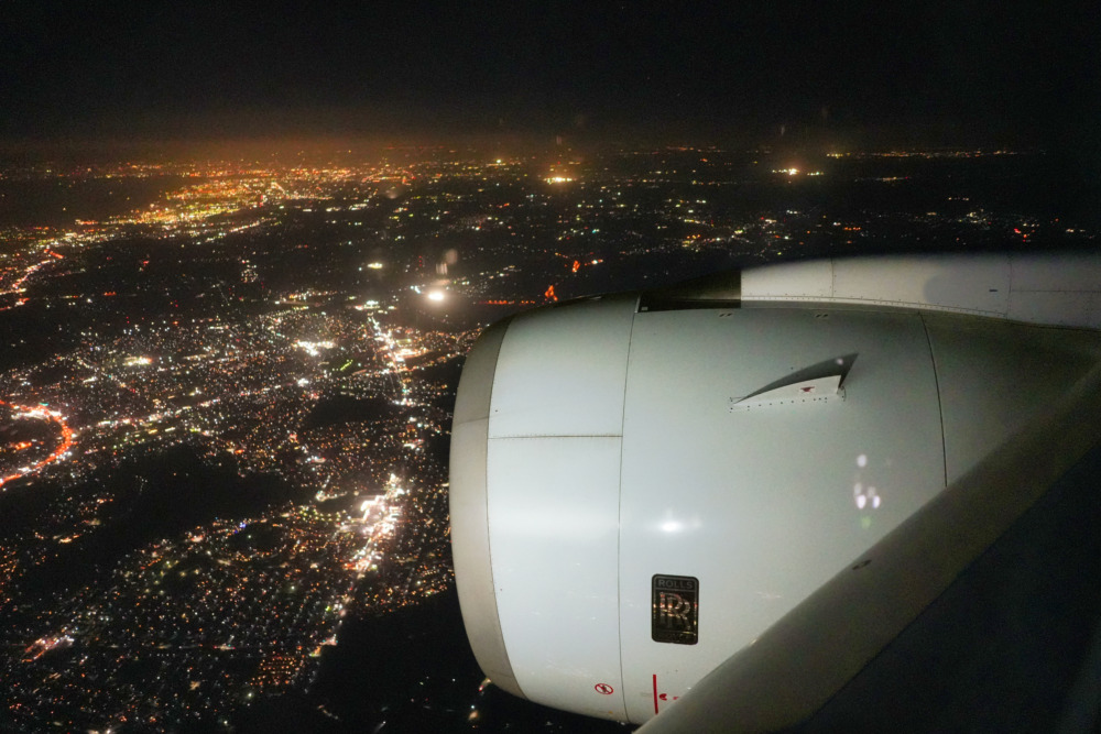 キャセイパシフィック航空プレミアムエコノミー搭乗記・東京上空の夜景