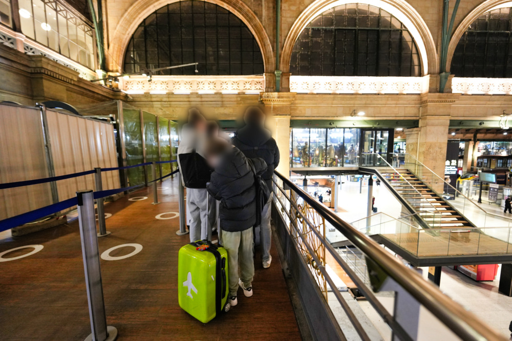 ユーロスターパリ発便の乗り方・Gare du Nord駅舎内・ファミリー向けレーン