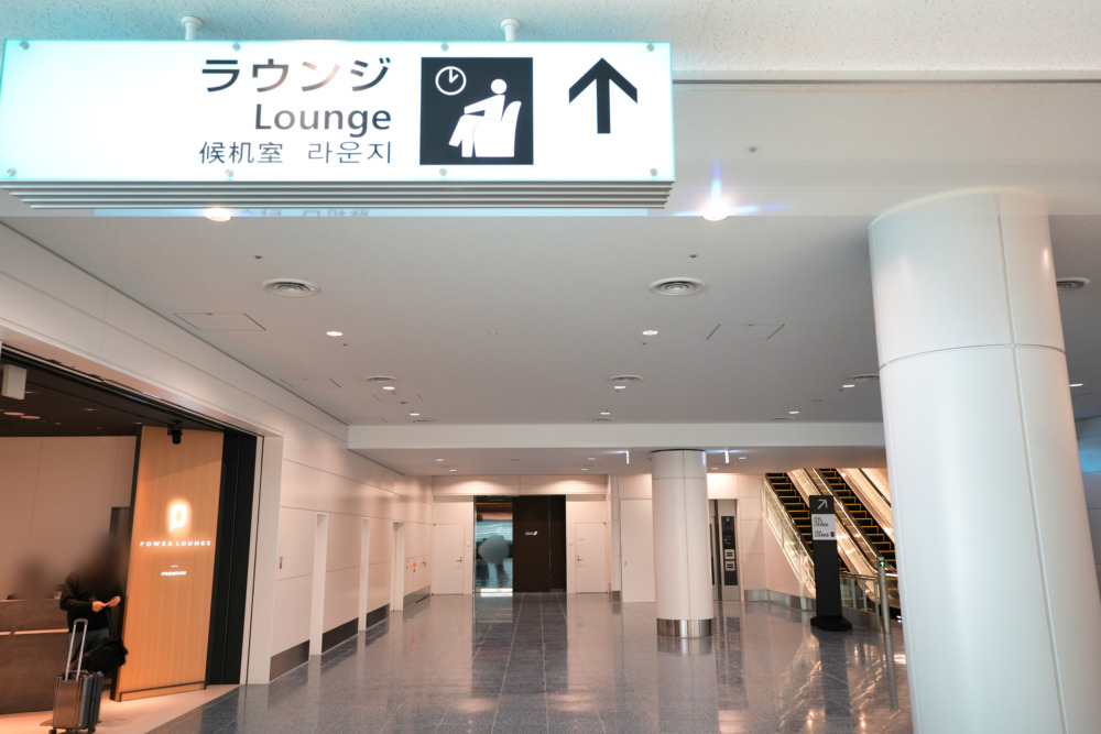 羽田空港第2ターミナル・ラウンジへのエスカレーター
