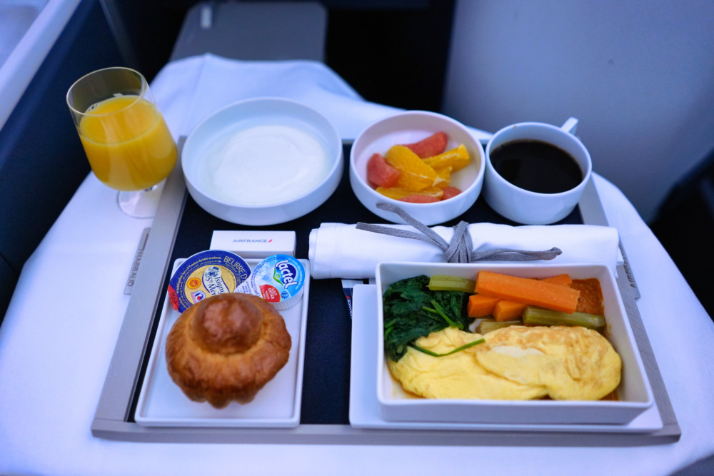 エールフランス航空ビジネスクラス搭乗記・朝食・オムレツ