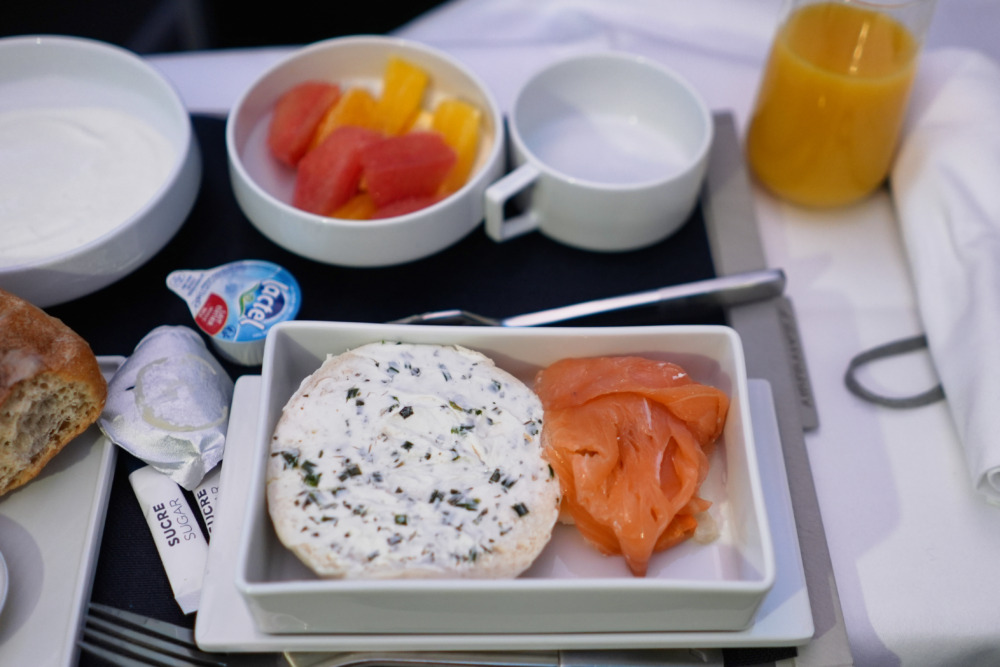 エールフランス航空ビジネスクラス搭乗記・朝食・サーモン