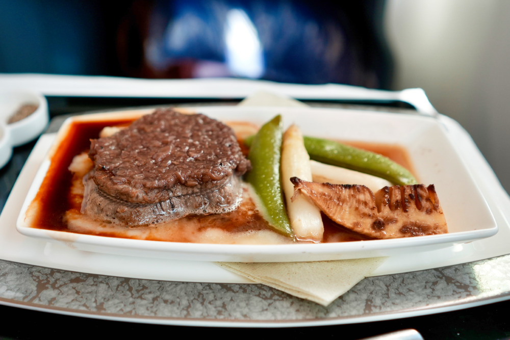 ANA国際線ビジネスクラス機内食・牛フィレ肉のステーキ