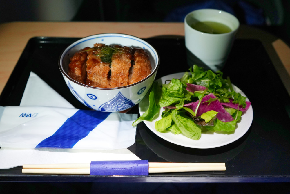 ANA国際線ビジネスクラス搭乗記・"ヘルシー" かつ丼 ～肉不使用、日本伝統のおからこんにゃくで美味しく健康に～