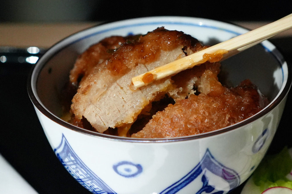 ANA国際線ビジネスクラス搭乗記・"ヘルシー" かつ丼 ～肉不使用、日本伝統のおからこんにゃくで美味しく健康に～・断面